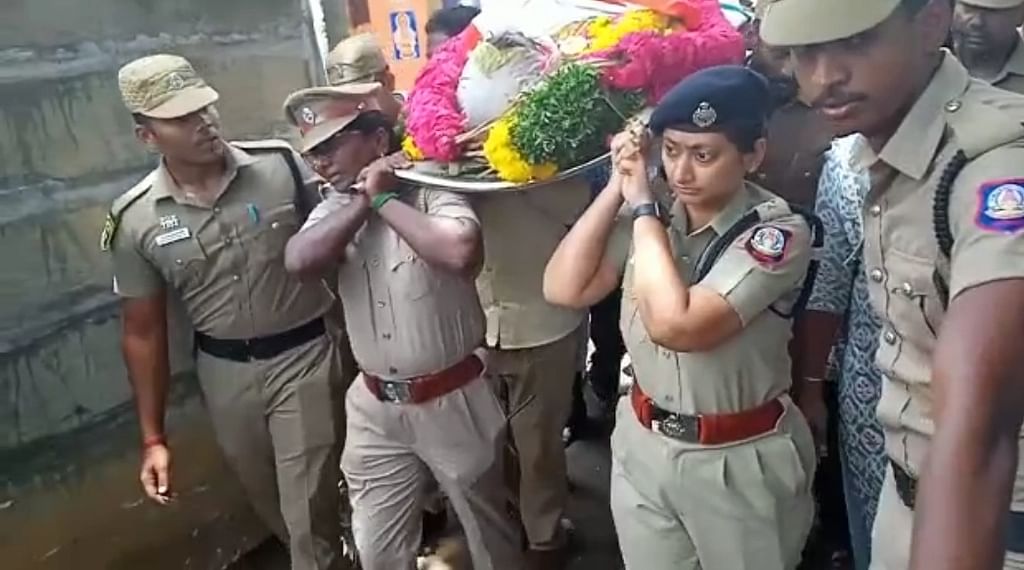 மஞ்சுவிரட்டில் காளை முட்டி பலியான காவலர்; உடலை தூக்கிச் சுமந்த எஸ்.பி - நிவாரணம் அறிவித்த முதல்வர்!