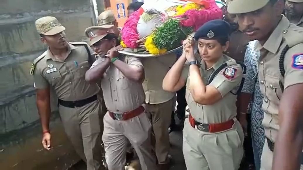 உடலை தூக்கிச் சுமந்த எஸ்.பி
