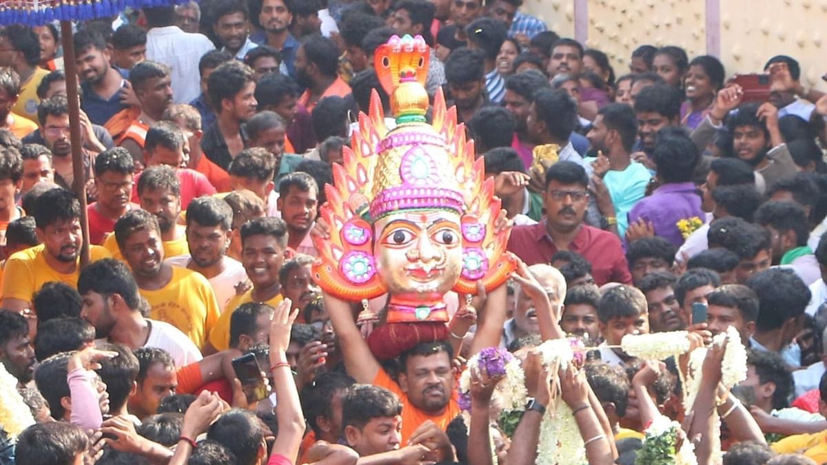 பக்தர்கள் வெள்ளத்தில் மிதந்துவந்த கெங்கையம்மன் சிரசு