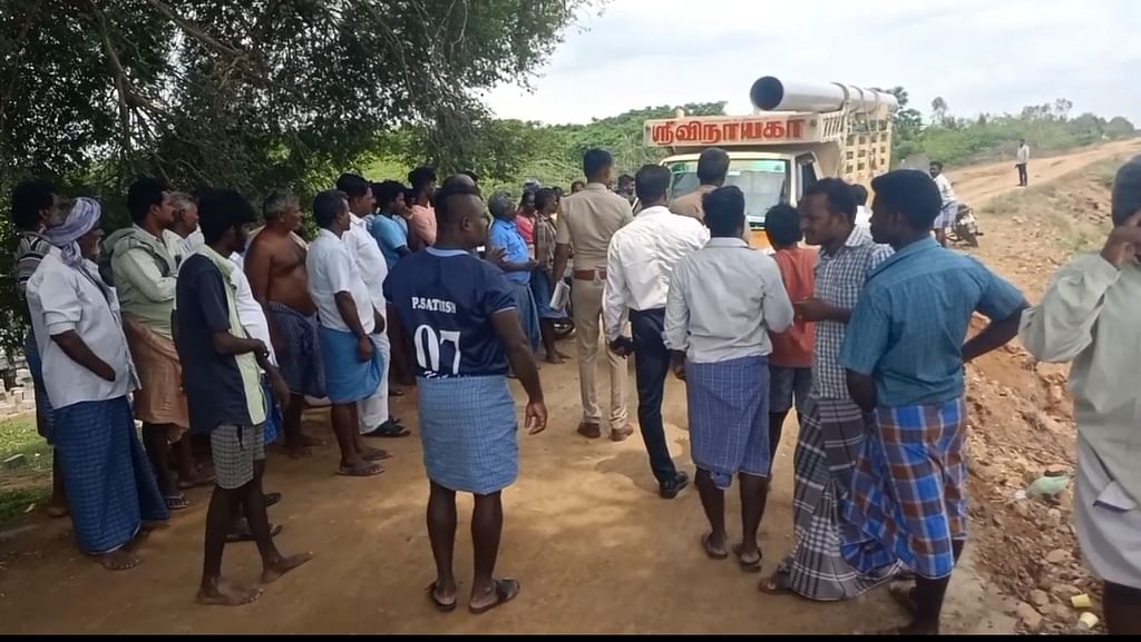 அருப்புக்கோட்டை: கண்மாய் பாதையை ஆக்கிரமித்து கல்குவாரிக்குச் சாலை? - மறியலில் இறங்கிய விவசாயிகள்!