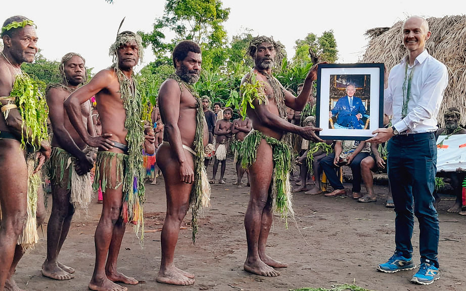 Vanuatu: `அவர் கடவுளின் மகன்’ -  பிரிட்டன் அரச குடும்பத்தினரைக் கடவுளாக வழிபடும் பழங்குடியின மக்கள்!