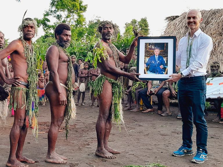 Vanuatu: `அவர் கடவுளின் மகன்’ -  பிரிட்டன் அரச குடும்பத்தினரைக் கடவுளாக வழிபடும் பழங்குடியின மக்கள்!