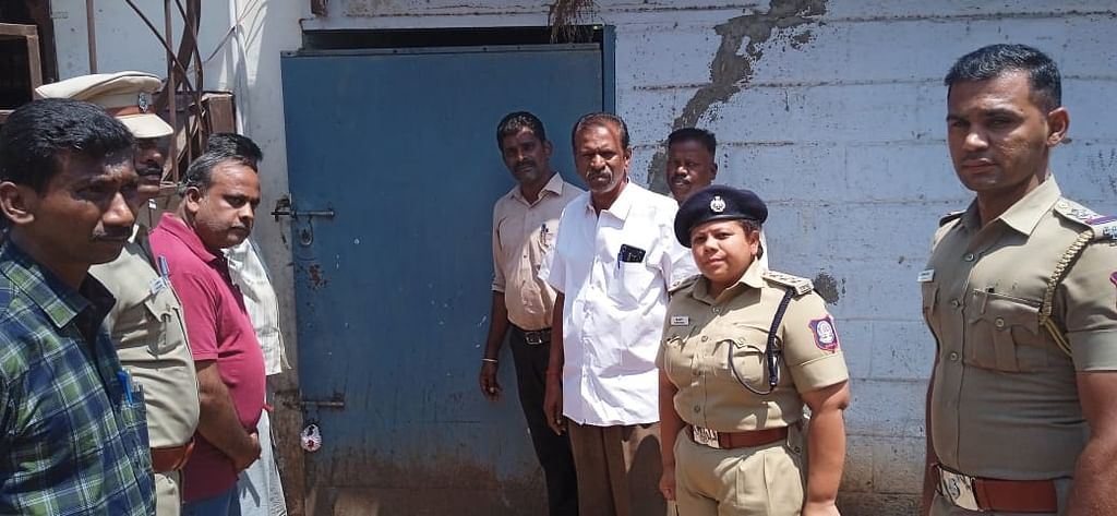 பாருக்கு சீல் வைத்த அதிகாரிகள்