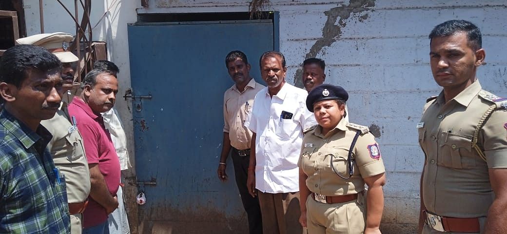 பாருக்கு சீல் வைத்த அதிகாரிகள்