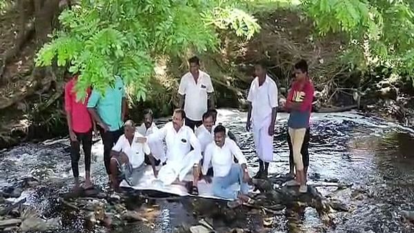 ஆற்றில் கழிவுநீர் கலப்பதற்கு எதிர்ப்பு 