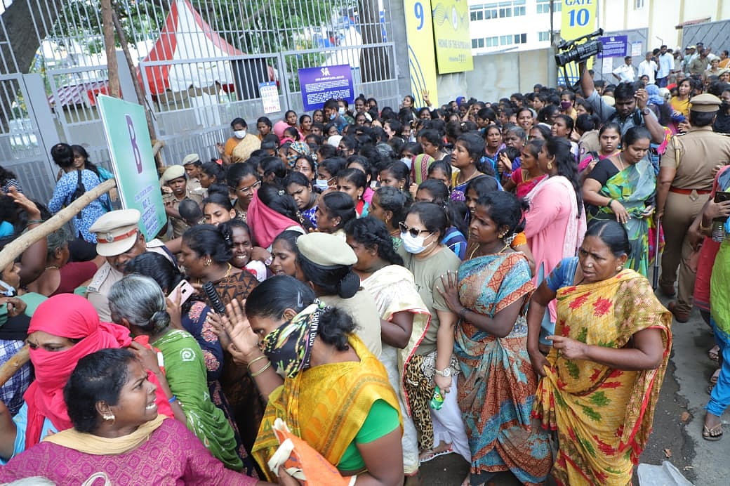 Chepauk Ticket Sales: திரண்டு வந்த பெண்கள்; போலீஸ் தடியடி - என்ன நடந்தது? | Exclusive Photo Album