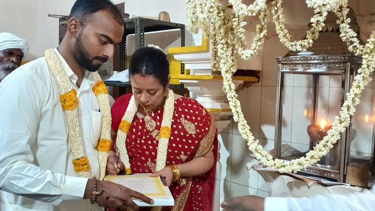 புதுச்சேரி: அல்ஜீரியா மணப்பெண், இந்திய மணமகன் – வள்ளலார் சன்மார்க்க முறையில் நடந்த திருமணம்!