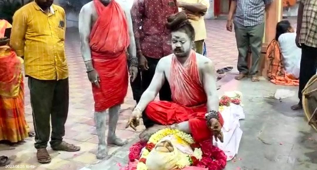 உயிரை மாய்த்துக்கொண்ட நண்பன்... சடலத்தின் மீது அமர்ந்து பூஜை செய்த அகோரி! - கோவையில் நடந்தது என்ன?!