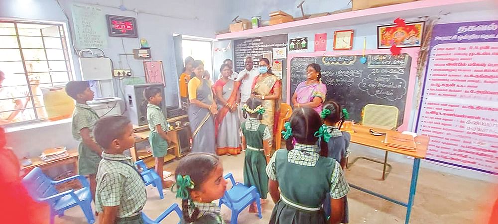 செருகளத்தூர் அரசு தொடக்கப் பள்ளியில் மனோரமாவின் தம்பி மகள் சாந்தி