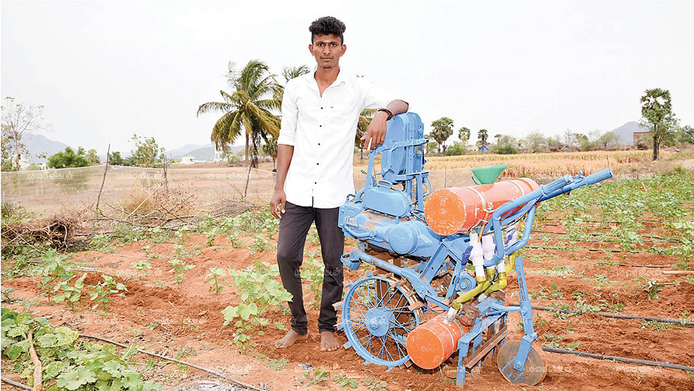 விதைப்புக் கருவியுடன் தட்சிணாமூர்த்தி