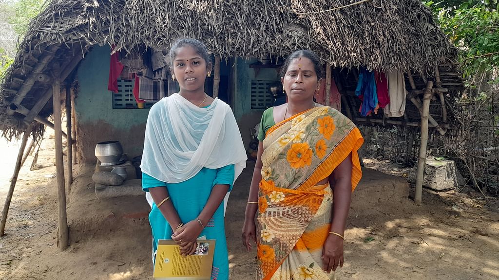 அம்மாவுடன் மாணவி சாதனா.