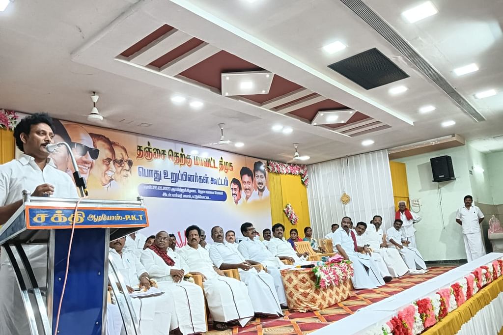 பட்டுக்கோட்டைக் கூட்டத்தில் பேசும் அன்பில் மகேஸ்