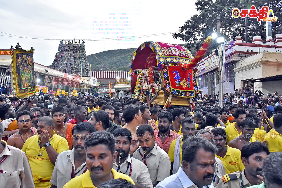 அழகர் மலை: 18ம் படி கருப்பண்ணசுவாமியிடம் உத்தரவு பெற்று புறப்பட்ட கள்ளழகர்!|Photo Album