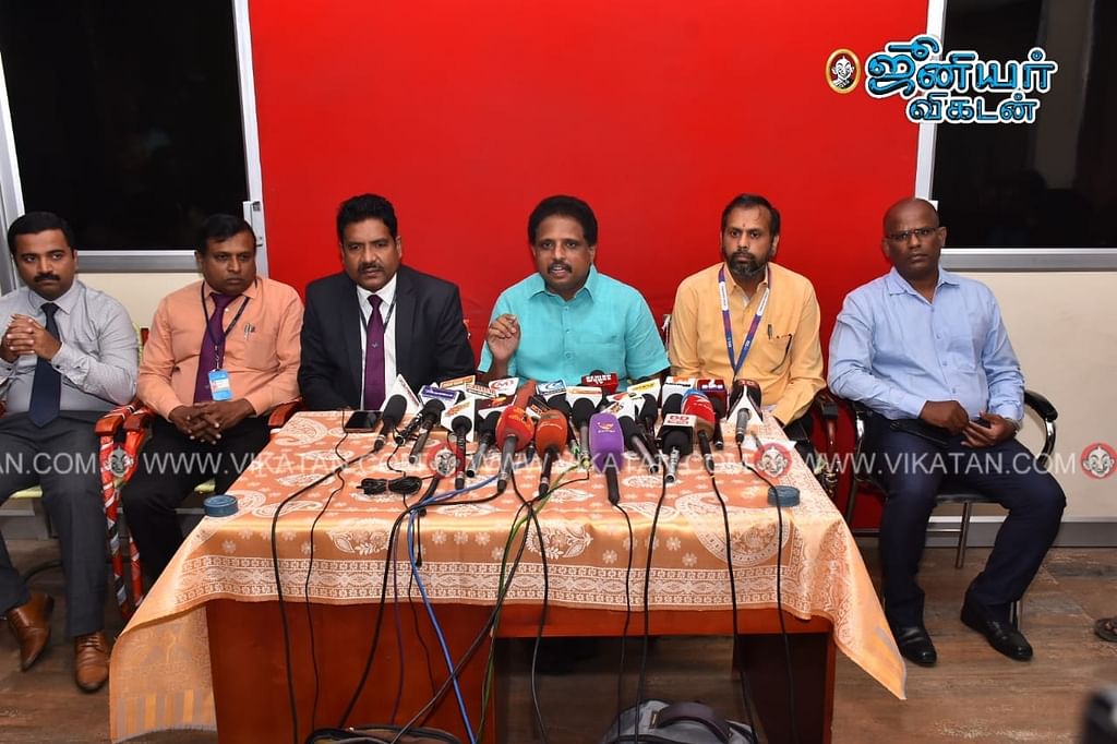 வங்கி அதிகாரிகளுடன்