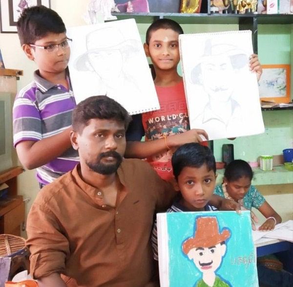 சிறுவர்களுக்கு ஓவியப் பயிற்சியளிக்கும் ஓவியர் முகிலன்