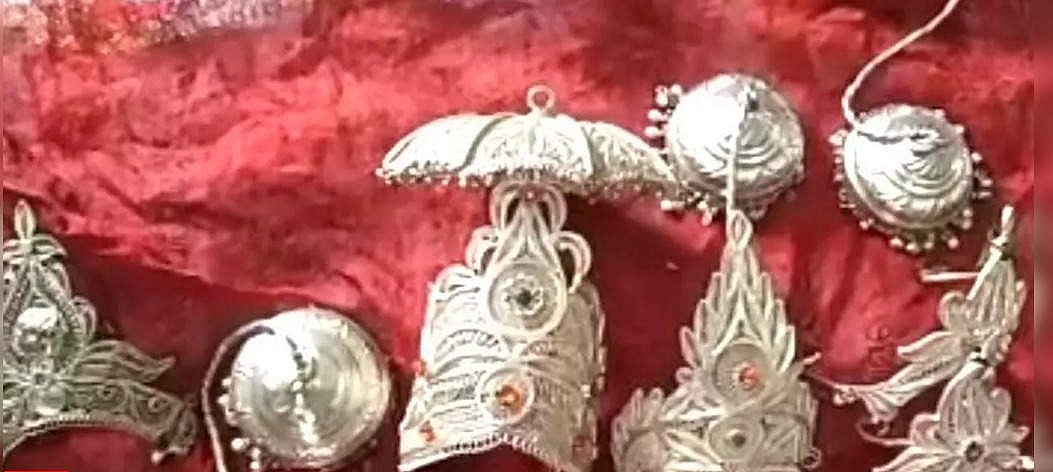 `திருடியதால் பிரச்னைகளைச் சந்தித்தேன்! கோயில் நகைகளை 9 ஆண்டுகளுக்குப் பிறகு ஒப்படைத்த நபர்!     