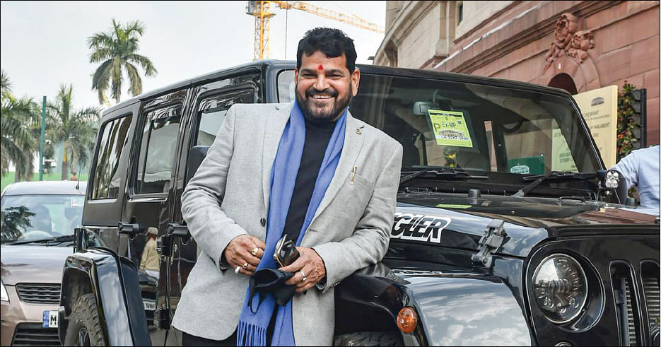 விளையாட்டைச் சிதைக்கும் வக்கிர வில்லன்கள்... வீதிக்கு வந்த தங்கல் வீராங்கனைகள்!