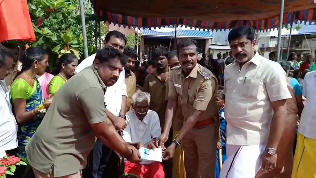 பயனாளிக்கு அடையாள அட்டை வழங்கப்பட்டது