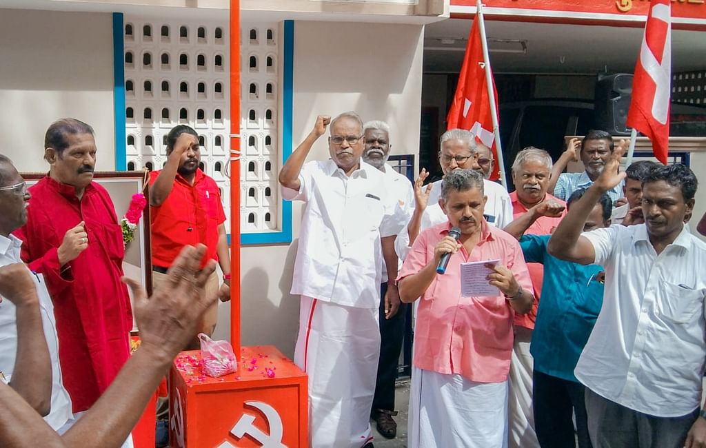 ``தானியங்கி இயந்திரம் மூலம் மது விற்கவேண்டிய அவசியம் என்ன?!"- கே.பாலகிருஷ்ணன் கேள்வி