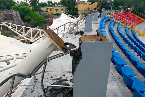 இடிந்து கிடக்கும் மேற்கூரை