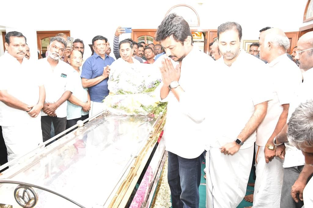 உதயநிதி அஞ்சலி செலுத்தியபோது