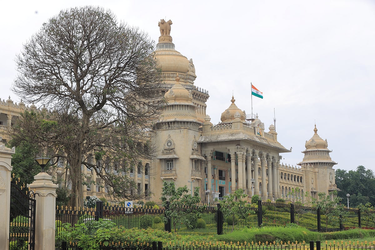 கர்நாடக தேர்தல் களம்: தீவிரம் காட்டிய காங்கிரஸ், பாஜக; தனி கணக்கு ஜே.டி.எஸ் - லைவ் ரிப்போர்ட்!