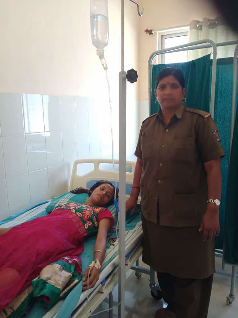 குழந்தைப் பெற்றெடுத்த பெண்ணுடன் நடத்துனர்