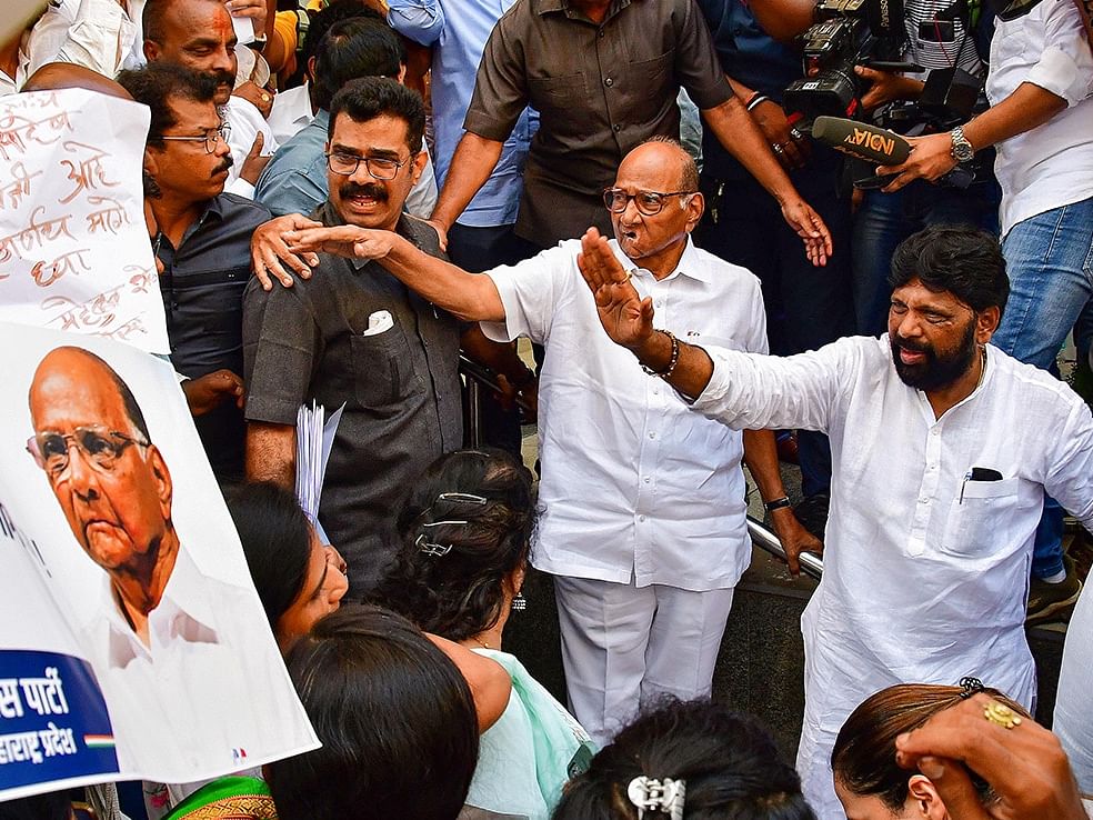 தீர்மானம், தொண்டர்கள் அழுத்தம்- கட்சித் தலைவர் பதவி ராஜினாமா முடிவைத் திரும்பப் பெற்றார் சரத் பவார்!