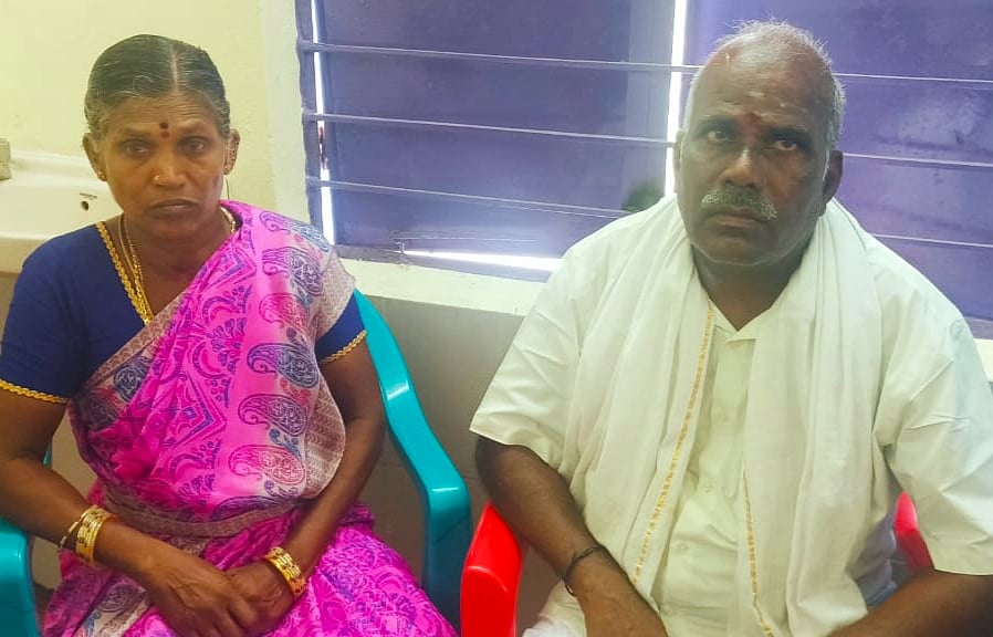 திருவண்ணாமலை: `வீட்டுவரி ரசீது ஒரு கேடா?' - 30,000 லஞ்சம் கேட்ட ஊராட்சித் தலைவர், கணவர் கைது!