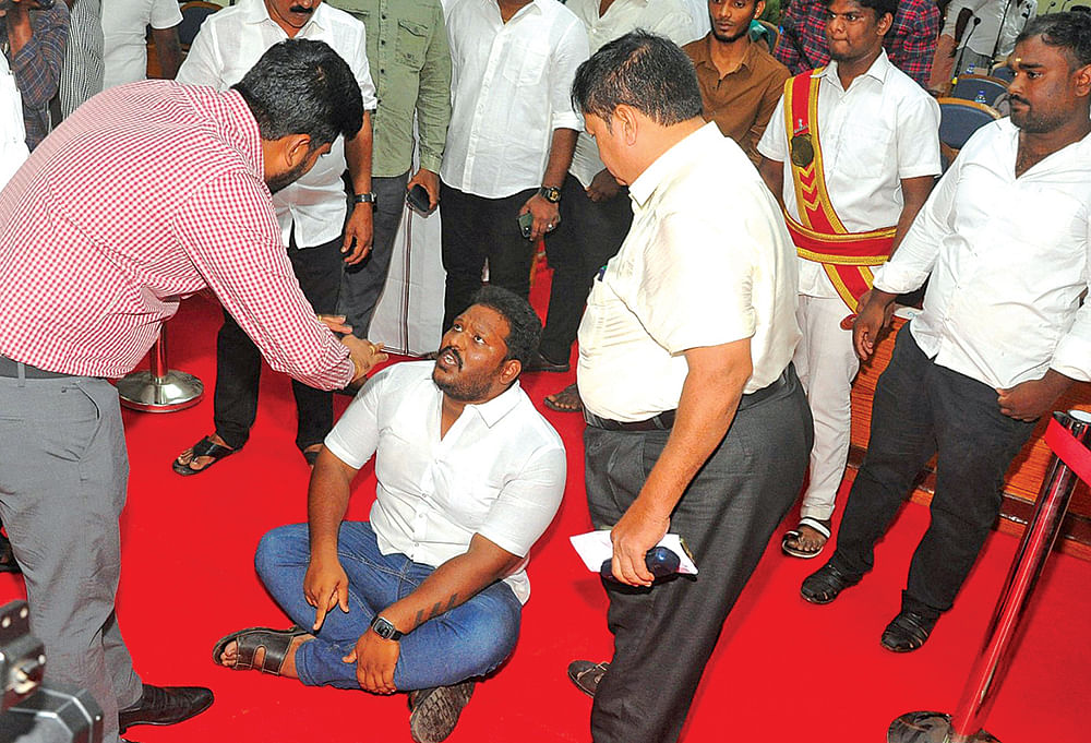 சாதிப் பாகுபாடு காட்டுகிறார், மேயர்! - நெல்லை மாநகராட்சியில் அடுத்த சர்ச்சை