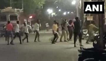 மகாராஷ்டிரா: சோஷியல் மீடியா பதிவால் இரு பிரிவினரிடையே வெடித்த மோதல்; போலீஸார் உட்பட 8 பேர் காயம்!