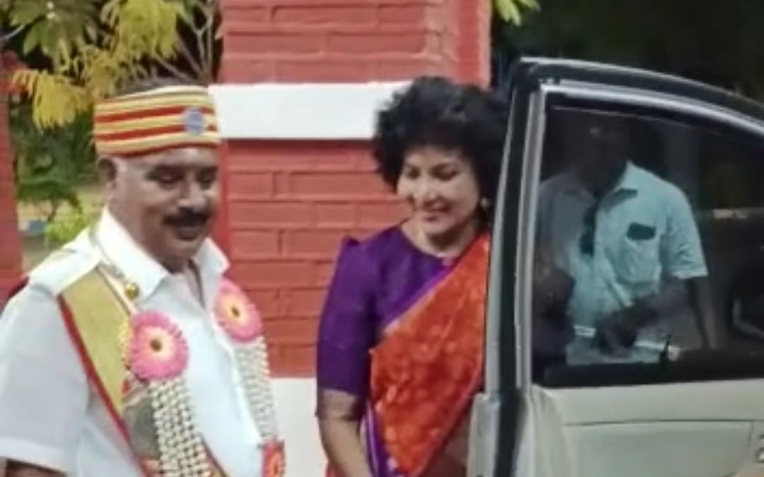 `கலெக்டர் மேடம் 3 மணி நேரம் எங்க வீட்டுல இருந்து வாழ்த்தினாங்க’ - பணிஓய்வு பெற்ற தபேதார் நெகிழ்ச்சி