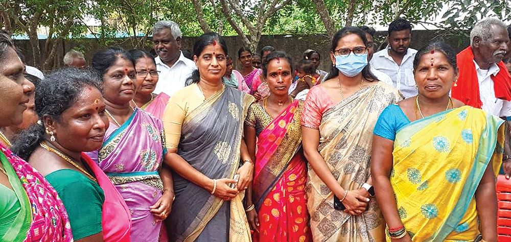 செருகளத்தூர் அரசு தொடக்கப் பள்ளியில் மனோரமாவின் தம்பி மகள் சாந்தி