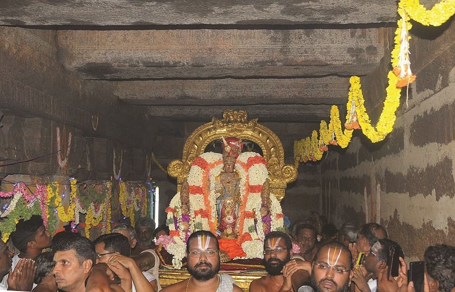 சித்ரா பெளர்ணமி: அழகர் ஆற்றில் இறங்கினால், வரதர் கிணற்றில் இறங்குவார்
ஏன் தெரியுமா?