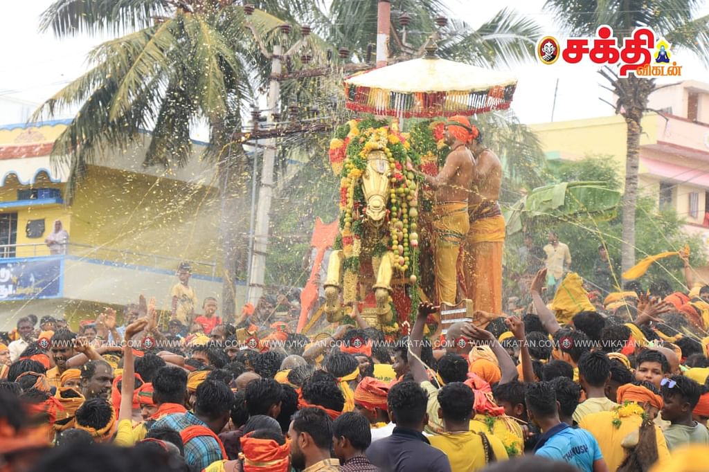 கள்ளழகர் மீது தண்ணீரை பீய்ச்சி அடித்த பக்தர்கள்