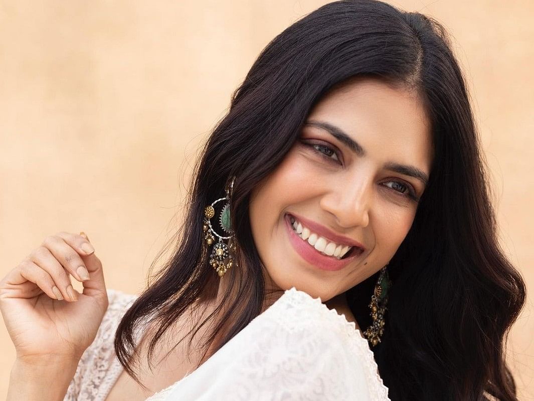 `Stunning in white!' நடிகை மாளவிகா மோகனனின் லேட்டஸ்ட் க்ளிக்ஸ்|Photo Album    