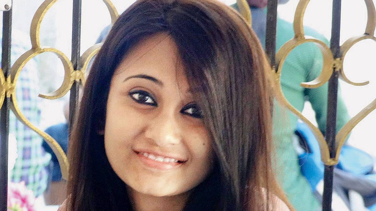 டாட்டூவை அகற்ற வந்த விமானப் பணிப்பெண்... 120 கி.மீ. வேகத்தில் வந்த கார் - விபத்தில் பலியான சோகம்!