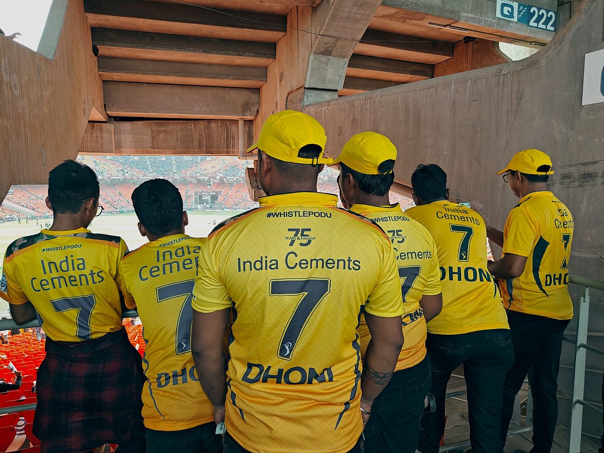 IPL 2023 Final: `எங்கெங்கு காணினும் தோனி!' -பைனலில் சென்னை ரசிகர்கள் |Photo Album