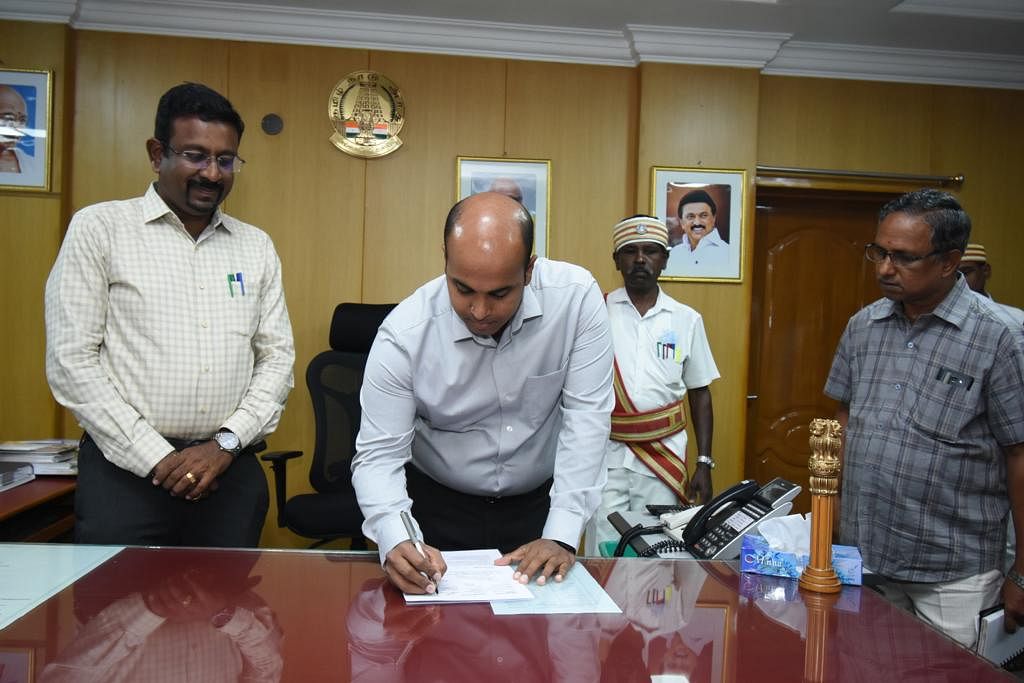மாவட்ட ஆட்சியராகப் பொற்றுப்பேற்றுக் கொண்ட தீபக் ஜேக்கப்