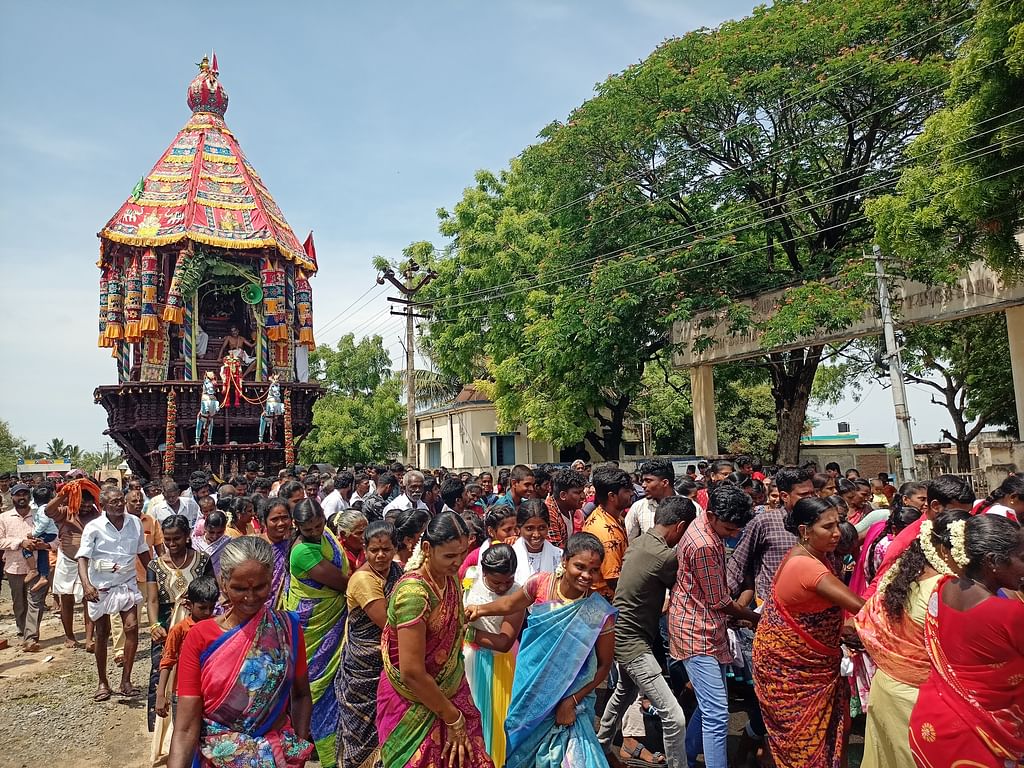 பக்தர்கள் தேரை வடம் பிடித்து இழுத்து வந்தனர்