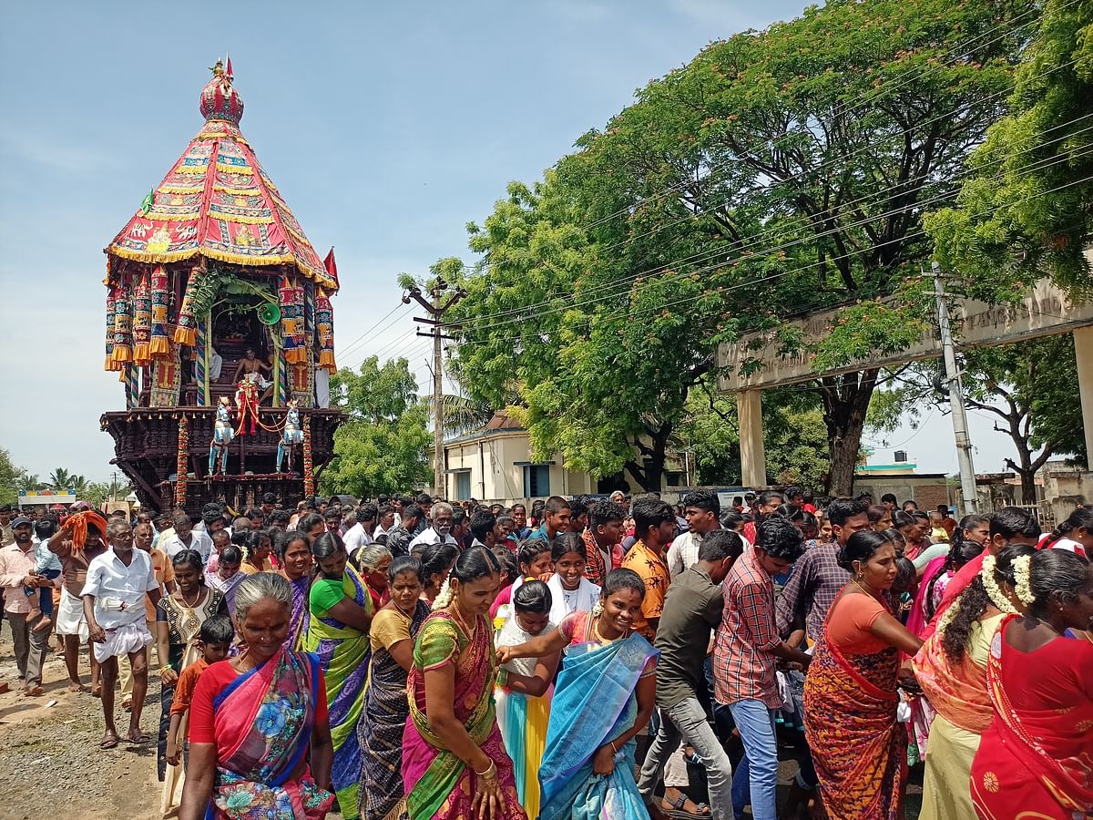 பக்தர்கள் தேரை வடம் பிடித்து இழுத்து வந்தனர்