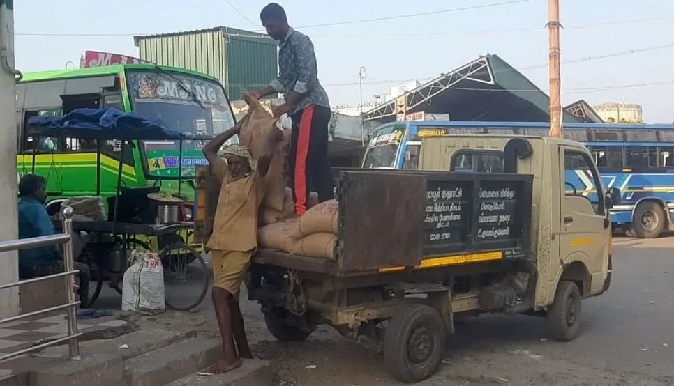 அம்மா உணவகத்துக்கு குப்பை வண்டியில் வந்த உணவுப் பொருள்கள்! - திருச்சியில் அதிர்ச்சி சம்பவம்
