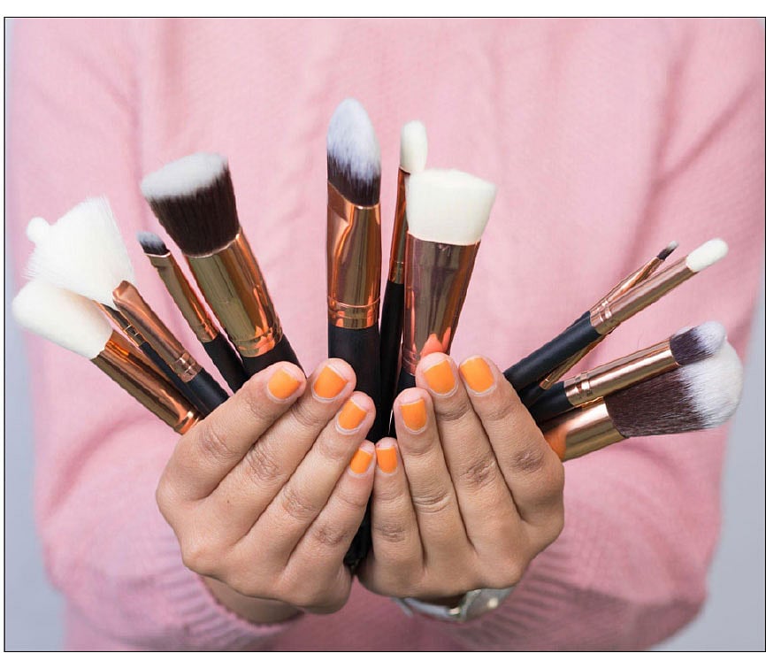 Makeup: ஆள் அடையாளம் தெரியாமல் திணறிய ஃபேஸ் ஸ்கேனர்: கண்டித்த விமான நிலைய அதிகாரி; நடந்தது என்ன?