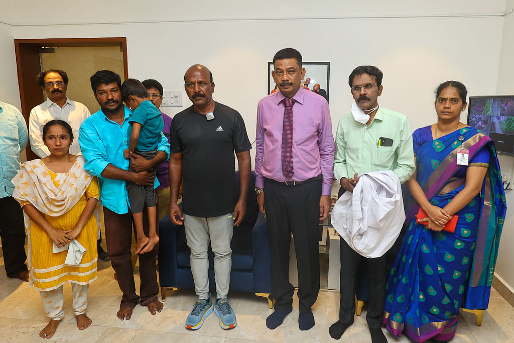 மருத்துவக்குழுவினருடன் அமைச்சர்