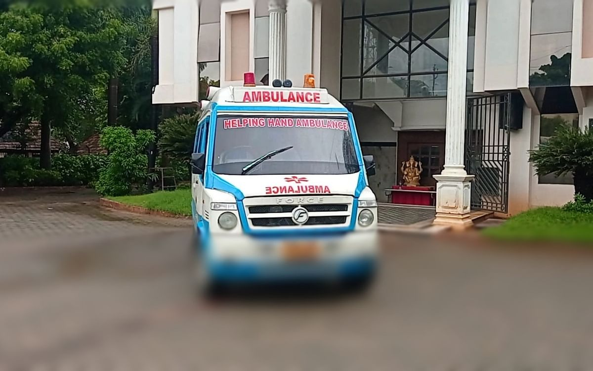 இலவச ஆம்புலன்ஸ் சேவை: `என் நிலை யாருக்கும் வரக் கூடாது..!' - ஏழை மக்களுக்கு உதவும் இளைஞர்