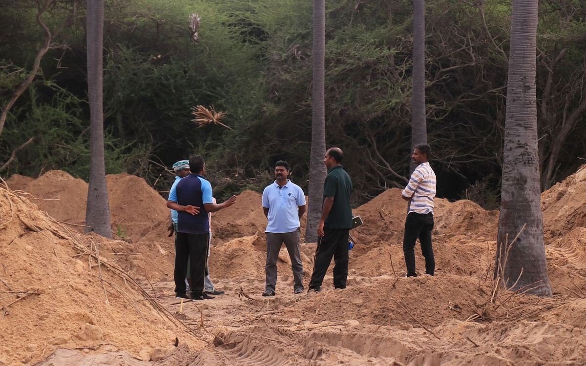 ராமேஸ்வரம் கடற்கரையில் வெடிகுண்டுகள் புதைப்பா? - தீவிர சோதனை மேற்கொண்ட உளவுப்பிரிவு போலீஸ்