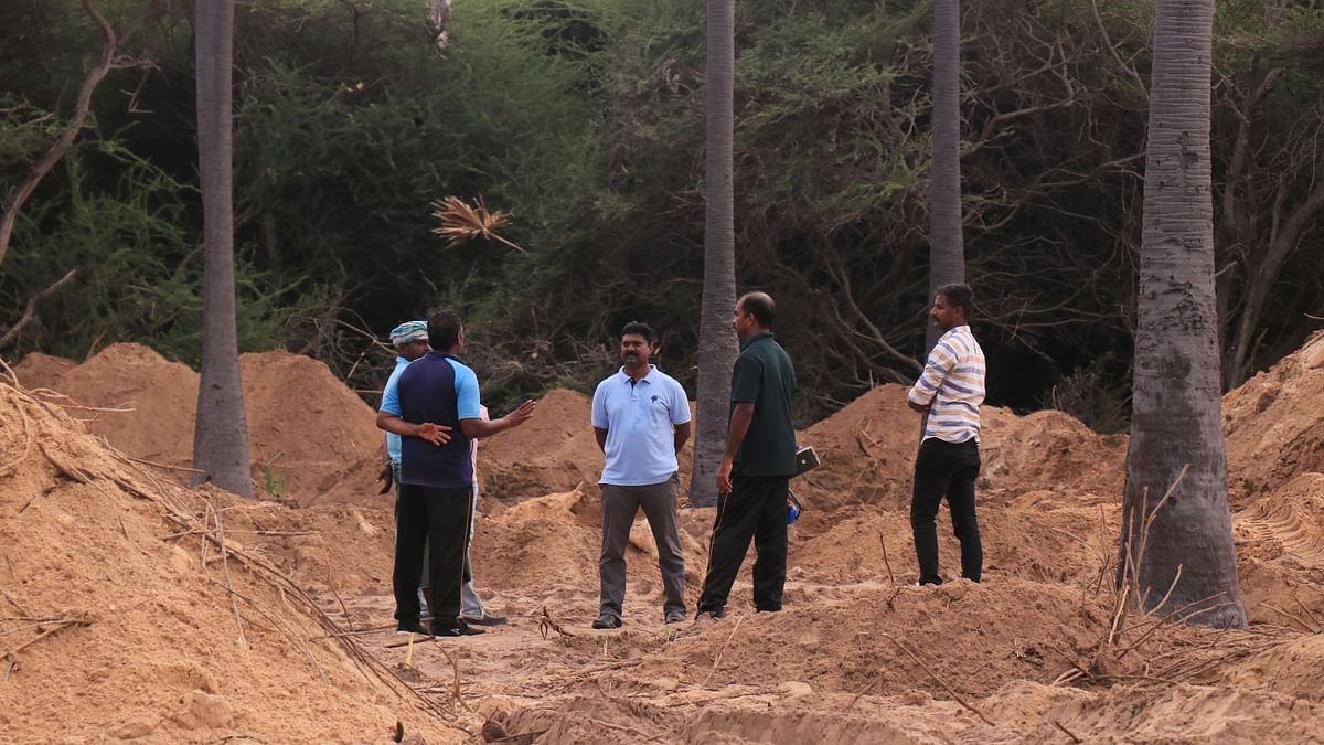 கடற்கரையில் ஆய்வு மேற்கொண்ட அதிகாரிகள் 