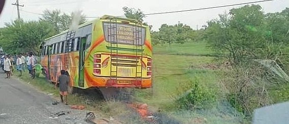 கர்நாடகா: பஸ் – கார் மோதி கோர விபத்து; சிறுவர்கள் உட்பட 10 பேர் பலியான சோகம்! 