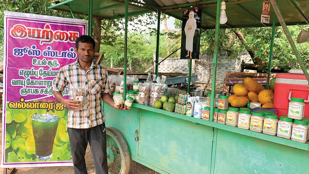 ஜூஸ் கடையில் சசிகுமார்