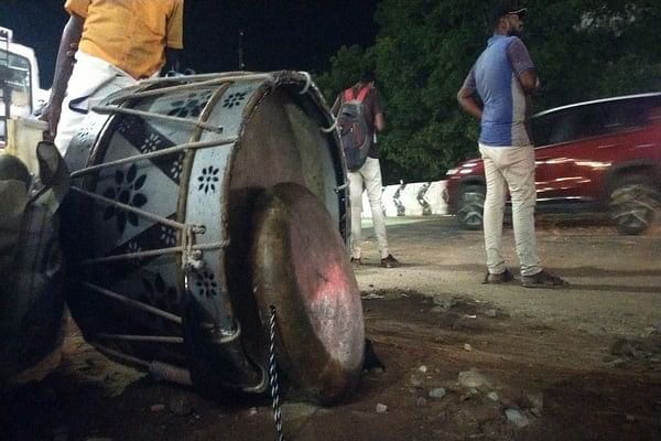 நடு ரோட்டில் இறக்கி வைக்கப்பட்ட இசைக்கருவி